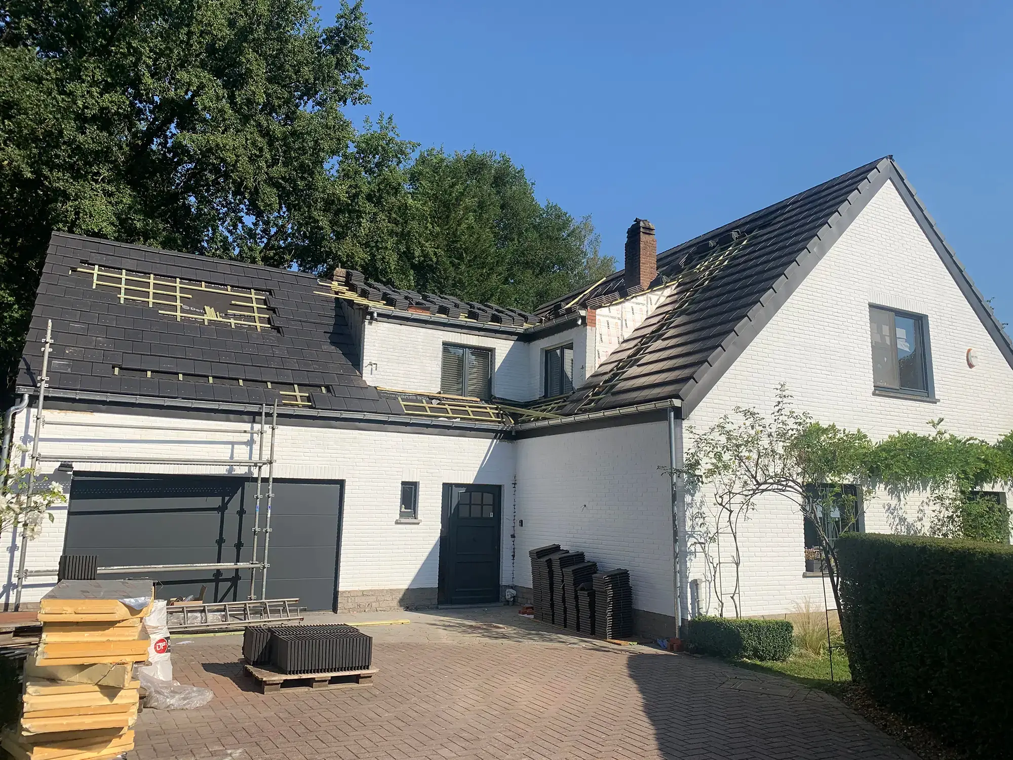 Chantier tuiles en cours — Brabant W.